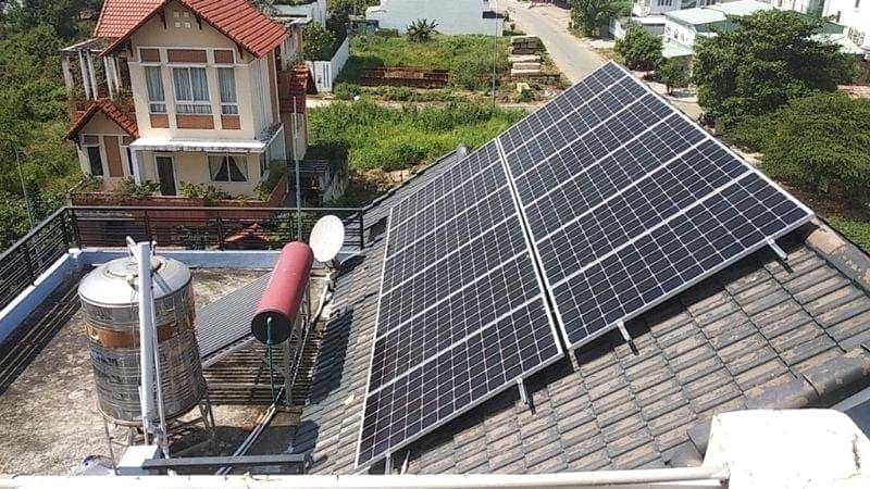 Cần lắp đặt tấm pin ở nơi thoáng đãng, phù hợp với hướng ánh nắng mặt trời