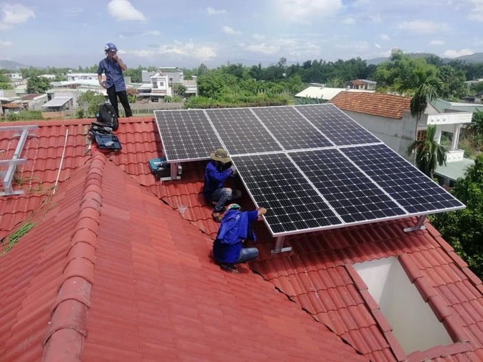 Tiến hành lắp đặt trên mái