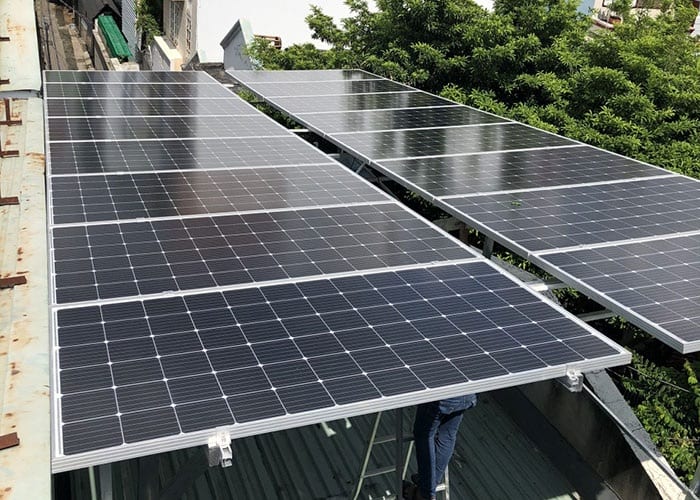 Dòng điện DC từ tấm pin được dẫn về bộ biến tần hòa lưới (inverter)