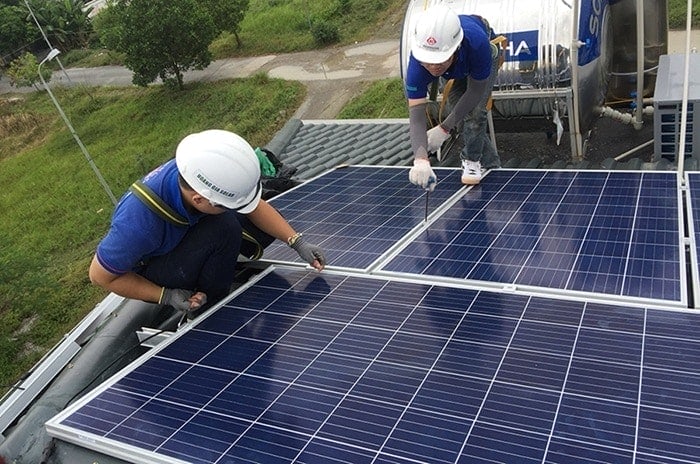 Lắp đặt khung và tấm pin năng lượng