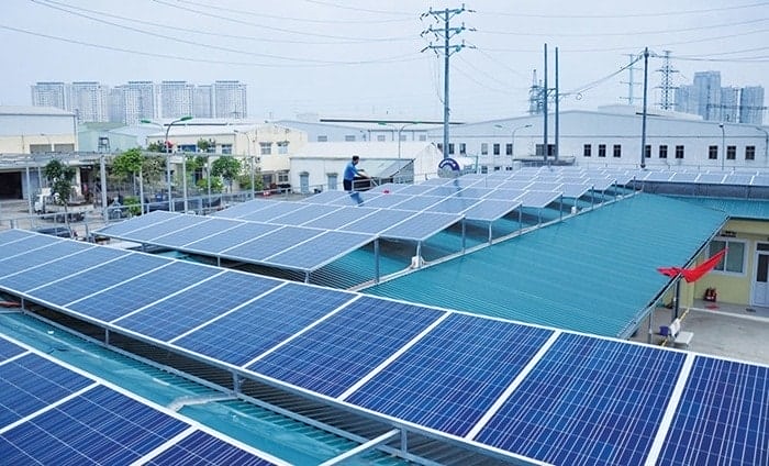 Mái nhà xưởng tại Hà Nội có kết cấu rộng, kiên cố, phù hợp để lắp hệ thống điện mặt trời áp mái